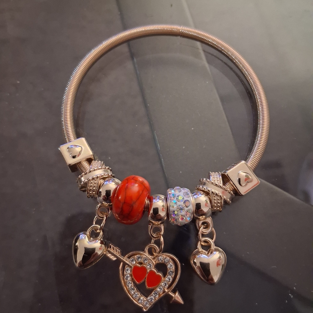 Elegant Heart Charm Gold Tone Bracelet